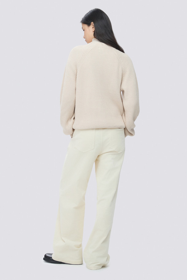 [epigram여성] 넥 슬릿 니트는 가을과 겨울, 캐주얼하고 베이직한 스타일을 연출하는 여성용 니트입니다. 아이보리, 베이지 두 가지 색상으로 제공되며, 넥 슬릿 디테일이 특징입니다. 두꺼운 두께감과 부드러운 촉감의 면 소재로 제작되었으며, 래글런 소매와 볼륨감 있는 소매 디자인이 돋보입니다. 레귤러핏에 리브 조직 밑단, 블루종 실루엣으로 편안하면서도 세련된 핏을 선사합니다. 겨울 데일리룩, 카페룩, 집콕룩 등 다양한 TPO에 활용하기 좋은 아이템입니다.
