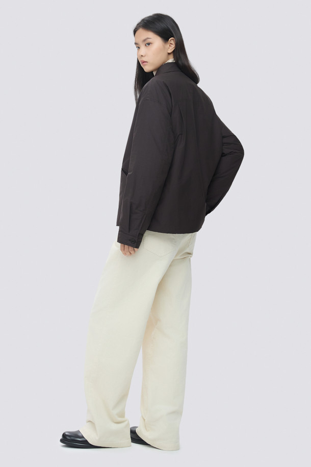 부드러운 울과 캐시미어 소재로 제작되어 포근한 착용감을 선사하는 삼각 머플러입니다. 가을, 겨울 시즌에 어울리는 얇은 두께감으로, 보온성을 유지하면서도 답답함 없이 착용할 수 있습니다. 베이직한 디자인과 무지 패턴으로 어떤 스타일에도 잘 어울립니다. 삼각형 형태로, 머플러, 헤어 스카프, 레이어드 악세사리 등 다채로운 연출이 가능합니다. 겨울 데일리룩, 산책룩, 여행룩 등 다양한 TPO에 맞춰 클래식, 미니멀, 캐주얼 무드로 활용해보세요. 3가지 컬러로 구성되어 취향에 따라 선택할 수 있습니다.
