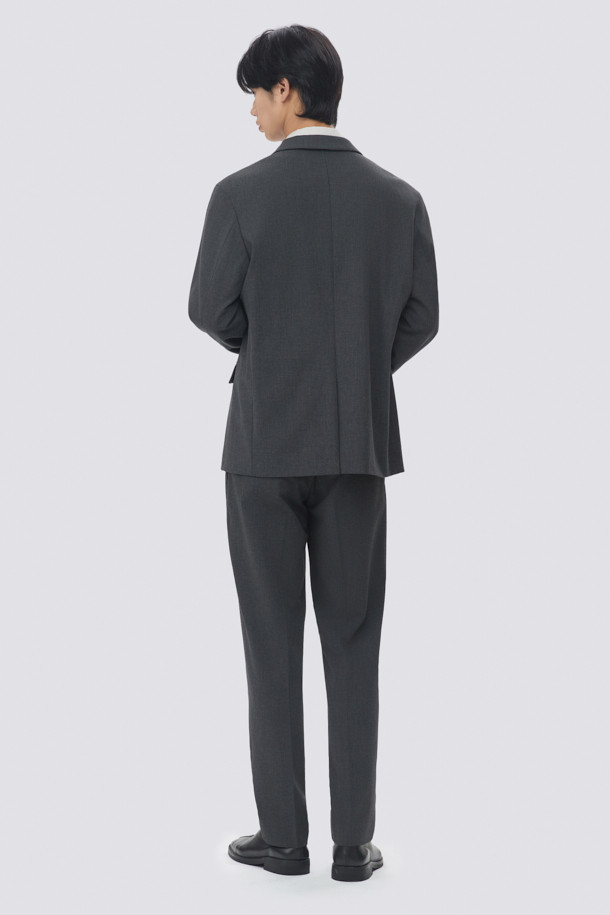 데일리 블레이저 (set-up)는 남성을 위한 베이직하고 포멀한 스타일의 블레이저 셋업입니다. 차콜 컬러의 무지 디자인으로, 봄, 가을 시즌에 적합하며, 일상 및 비즈니스 용도로 활용 가능합니다. 싱글 버튼 여밈, 레귤러 기장의 데일리핏으로 제작되었으며, 스판 소재를 사용하여 부드러운 촉감을 선사합니다. 노치드 라펠과 뒷면 슬릿 디테일이 있으며, 셋업으로 출시되어 오피스룩, 비즈니스 캐주얼, 회의룩 등 다양한 TPO에 맞춰 클래식하고 미니멀한 스타일을 연출할 수 있습니다.
