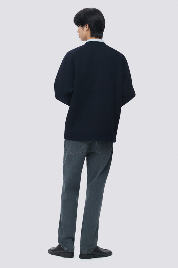 중청과 그레이 컬러가 조화롭게 어우러진 워시드 데님 팬츠입니다. 힙과 허벅지에 여유를 주어 편안한 착용감을 선사하며, 릴랙스핏과 위켄드핏으로 활동성을 높였습니다. 부드러운 데님 소재에 스트레치 기능까지 더해져 편안함을 극대화했습니다. 한지 와펜 디테일과 epigram 로고가 디자인 포인트를 더하며, 비즈니스 캐주얼부터 캐주얼, 미니멀, 클래식 스타일까지 폭넓게 활용할 수 있습니다. 긴 기장감으로 다양한 스타일 연출이 용이합니다.
