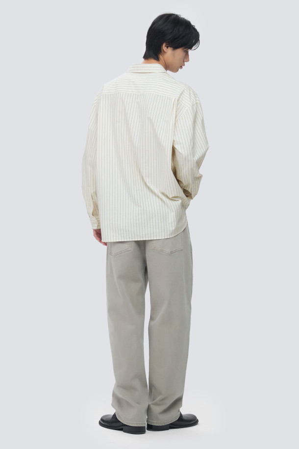 **피그다잉 베럴레그 (Barrel Leg) 밴딩 데님**은 남성 고객을 위해 디자인된 캐주얼 데님 팬츠입니다. 네추럴 컬러의 무지 디자인으로, 일상 및 비즈니스 캐주얼에 모두 활용 가능합니다. 릴랙스 핏의 베럴레그드 실루엣과 밴딩 처리로 편안한 착용감을 선사하며, 허벅지와 엉덩이 부분은 넉넉하게, 무릎 아래로는 좁아지는 디자인이 특징입니다. 피그먼트 염색 기법과 스트레치 원단을 사용하여 부드러운 촉감과 형태 안정성을 높였으며, 기장은 108cm입니다. 미니멀하고 클래식한 스타일을 추구하는 고객에게 비즈니스 캐주얼룩과 출근룩으로 추천합니다.
