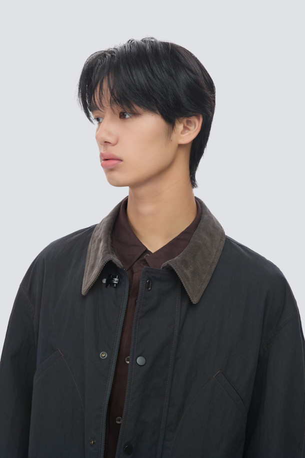 불변 베럴레그드 벨티드 데님은 사계절 내내 활용 가능한 블랙 데님 팬츠입니다. 릴랙스핏으로 편안하게 착용 가능하며, 허벅지와 엉덩이 부분에 여유를 주어 활동성을 높였습니다. 물빠짐이 적고 내구성이 뛰어난 불변(non-fade) 데님 소재를 사용하여 오랫동안 변함없이 즐길 수 있습니다. 허리에는 벨트가 포함되어 있으며, 무릎 아래로 자연스럽게 좁아지는 베럴레그드 실루엣이 특징입니다. 비즈니스 캐주얼, 출근룩, 오피스룩 등 다양한 TPO에 클래식, 미니멀, 캐주얼 스타일로 연출할 수 있습니다.
