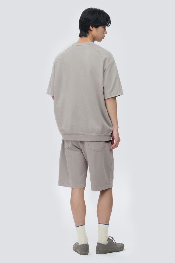 천연 다잉 스웻 반바지 (set-up)는 편안함과 스타일을 모두 갖춘 베이지 컬러의 반바지입니다. 봄, 여름 시즌에 어울리는 얇은 두께와 부드러운 촉감의 면 소재로 제작되었습니다. 미니멀하고 베이직한 디자인에 루즈핏으로 제작되어 편안한 착용감을 선사하며, 턱 디테일과 스트링, 밴딩으로 활동성을 높였습니다. 석류와 오배자 천연 염색, 바이오 워싱 가공을 거쳐 은은한 멋을 더했으며, 셋업으로도 활용 가능하여 다양한 스타일을 연출할 수 있습니다. 동네 마실룩, 여행룩, 휴가룩 등 캐주얼하고 클래식한 스타일을 완성해보세요.
