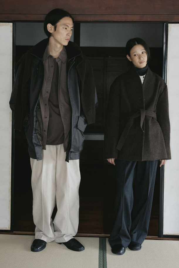 울 블렌디드 오버핏 셔츠는 부드러운 촉감의 울, 코튼, 텐셀 혼방 소재로 제작되어 편안한 착용감을 선사합니다. 다크그레이, 라이트그레이, 브라운 세 가지 색상으로 출시되었으며, 간절기와 초겨울에 적합합니다. 여유로운 핏과 넉넉한 기장감, 간결한 스티치, 미니멀한 디자인이 특징이며, 자연스러운 드레이프가 멋스러운 실루엣을 연출합니다. 출근룩, 비즈니스 캐주얼, 모임룩 등 다양한 TPO에 활용 가능하며, 미니멀, 클래식, 시크 스타일을 즐기는 분들께 추천합니다.
