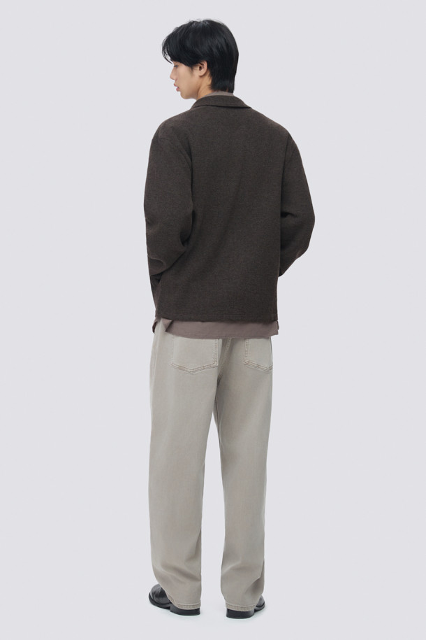 부드러운 울 소재의 남성용 브라운 컬러 울저지 카라 집업 가디건입니다. 가을과 겨울, 두 계절에 걸쳐 활용하기 좋은 두꺼운 두께감과 오버핏으로 제작되었습니다. 미니멀하고 베이직한 스타일로, 히든 지퍼와 사이드 포켓 디테일이 돋보입니다. 데이트룩, 카페룩 등 다양한 TPO에 매치하여 클래식하면서도 캐주얼한 분위기를 연출할 수 있습니다. 긴 소매 기장과 카라 플라켓 디자인으로 포인트를 더했습니다.
