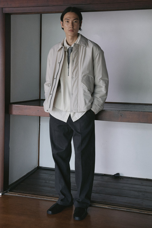 일상과 출근룩에 모두 잘 어울리는 셔츠형 패디드 점퍼입니다. 면과 나일론 혼방 소재로 제작되어 부드러운 촉감과 가벼운 착용감을 선사하며, 초겨울 날씨에 적합합니다. 셔츠 디자인에 히든 플래킷과 스냅 버튼 여밈 방식을 적용하여 클래식하고 미니멀한 스타일을 연출합니다. 독일 프라우덴사의 comfortemp 패딩 충전재와 생활 방수 기능, 드로우스트링 밑단, 큼직한 전면 포켓, 카라 디자인, 다트와 패널 디테일 등 다양한 특징을 갖추었습니다. 여유 있는 핏으로 편안함까지 더했습니다.
