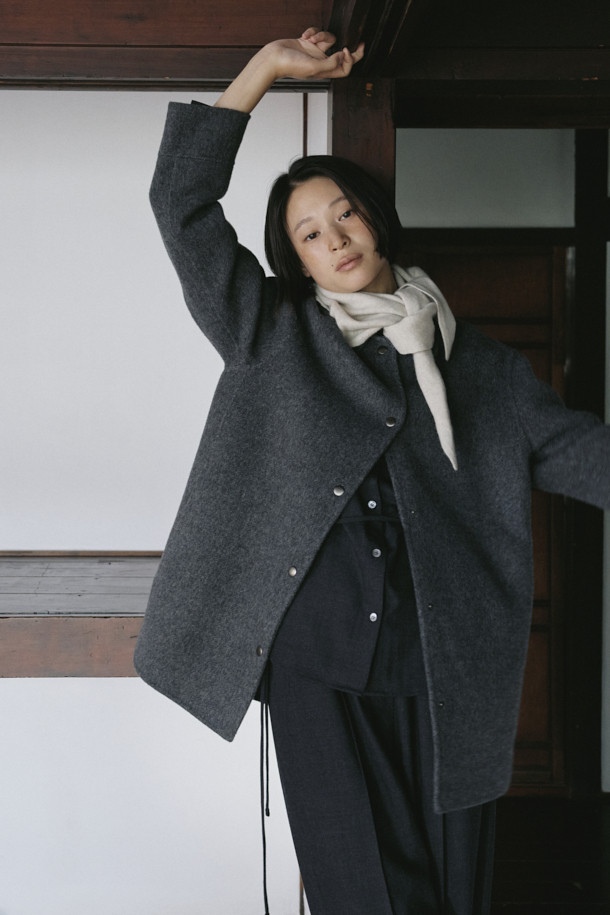 [epigram 여성] 스트랩 울 재킷은 가을과 겨울, 오피스룩과 모임룩, 출근룩에 어울리는 여성용 아우터입니다. 클래식하고 미니멀한 스타일을 추구하는 분들께 적합하며, 부드러운 울 소재와 두꺼운 두께로 따뜻함을 선사합니다. 허리 스트랩으로 허리 라인을 강조할 수 있으며, 힙을 덮는 미디엄 기장과 핸드메이드 마감, 드롭숄더 디자인이 특징입니다. 안감 처리가 되어 있어 편안한 착용감을 느낄 수 있으며, 스냅 여밈 방식에 긴 소매로 디자인되었습니다. 그레이 컬러의 무지 패턴으로 다양한 스타일 연출이 용이합니다.
