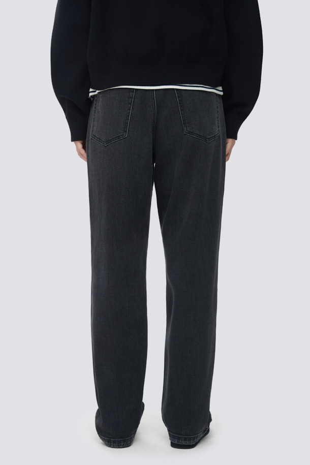 [epigram 여성] 테이퍼드 배기핏 데님 팬츠는 다크 그레이 컬러로, 캐주얼 스타일을 연출하기 좋은 데님 팬츠입니다. 허리 뒷면 밴딩으로 편안한 착용감을 제공하며, 롤업하여 다양한 스타일을 연출할 수 있습니다. 캣 브러쉬 워싱과 사이드 절개 디테일이 돋보이며, 에피그램 로고 버튼과 YKK 지퍼로 마감하여 완성도를 높였습니다. 테이퍼드와 배기핏의 조화로 트렌디하면서도 편안한 핏을 선사하며, 사계절 내내 활용 가능한 아이템입니다. 동네 마실룩, 쇼핑룩, 여행룩 등 다양한 TPO에 맞춰 미니멀하고 클래식한 스타일을 연출해보세요.
