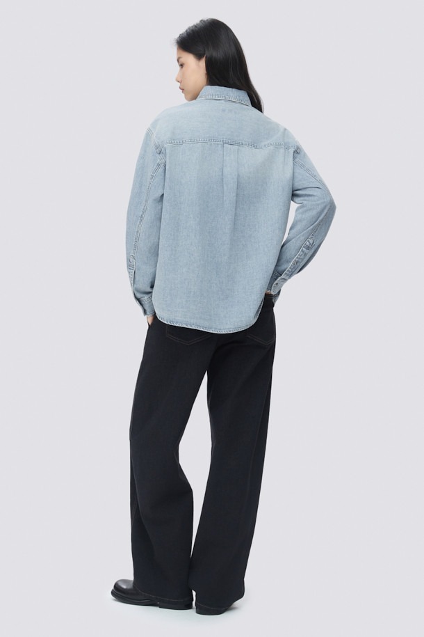 [epigram(에피그램) 여성] 인디고 데님 셔켓은 빈티지한 무드의 여성 의류입니다. 가볍고 부드러운 데님 소재로 제작되었으며, 루즈핏으로 편안한 착용감을 선사합니다. 셔츠 칼라와 긴 소매, 가슴 아웃포켓과 사이드 포켓으로 실용성을 더했으며, 브러쉬 워싱, 더블 스티치, 세미 드롭 숄더, 뒷판 턱 디테일 등 섬세한 디테일이 돋보입니다. 간절기 및 겨울철, 동네 마실룩이나 데일리룩으로 캐주얼하고 클래식하게 연출하기 좋습니다. 스냅 여밈 방식으로 간편하게 착용할 수 있습니다.
