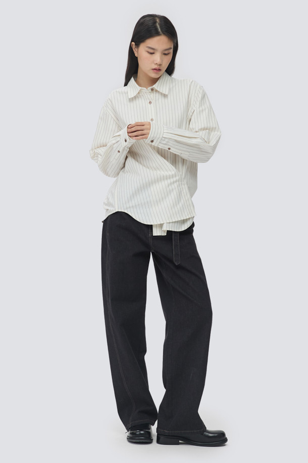 [epigram여성] 옥스포드 스트라이프 셔츠는 베이직하면서 캐주얼한 스타일의 여성 셔츠입니다. 크림, 브라운 두 가지 컬러로 출시되었으며, 사계절 내내 활용 가능한 아이템입니다. 면 소재의 옥스포드 원단으로 제작되어 부드러운 촉감을 선사합니다. 차이나칼라에 루즈핏으로 편안함을 더했으며, 긴 소매와 레귤러 기장으로 디자인되었습니다. 배색 버튼, 플랩 디테일, 뒷판 요크 턱, 배색 바텍 포인트, 세미 드롭 숄더 등의 특징이 돋보이는 셔츠입니다.
