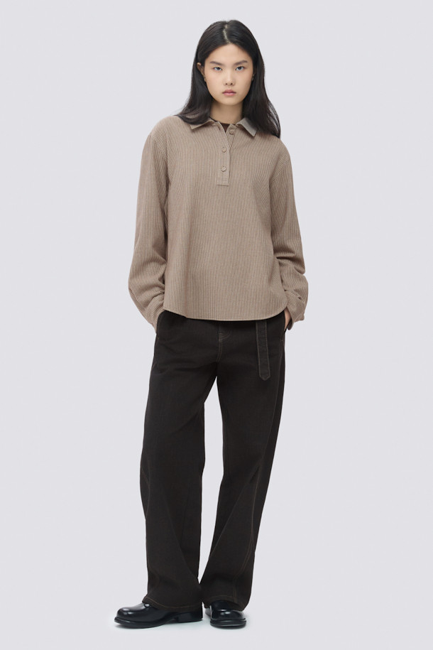 [epigram(에피그램) 여성] 플란넬 스트라이프 셔츠는 부드러운 플란넬 소재로 제작되어 겨울철에도 따뜻하게 착용할 수 있습니다. 멜란지 브라운과 화이트 컬러의 스트라이프 패턴이 베이직하면서도 클래식한 분위기를 연출합니다. 루즈핏으로 편안함을 더하고, 긴소매와 칼라 디자인으로 포멀한 느낌을 줍니다. 반오픈 스타일과 싸개 단추 마감, 뒷면 셔링 디테일이 돋보이며, 겨울 데일리룩이나 카페룩에 잘 어울립니다.
