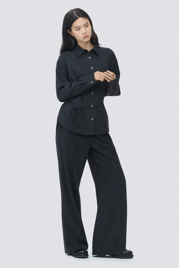 [epigram 여성] 울 스트랩 셔츠 (Set-up)는 간절기, 겨울 시즌에 착용하기 좋은 여성 셔츠입니다. 부드러운 울 소재로 제작되어 따뜻하고 포근한 착용감을 선사하며, 루즈핏에 셔츠 칼라 디자인으로 편안하면서도 세련된 느낌을 줍니다. 블랙 컬러에 무지 패턴으로 미니멀하고 베이직한 스타일을 연출하며, 드롭숄더와 긴소매, 스트링 디테일, 가슴 아웃포켓, 가죽 팁 장식으로 포인트를 더했습니다. 출근룩, 겨울 데일리룩, 모임룩 등 다양한 TPO에 활용 가능하며, 클래식, 미니멀, 시크 무드를 즐기는 분들께 추천합니다. 세트업으로도 활용하여 더욱 스타일리시하게 연출할 수 있습니다.
