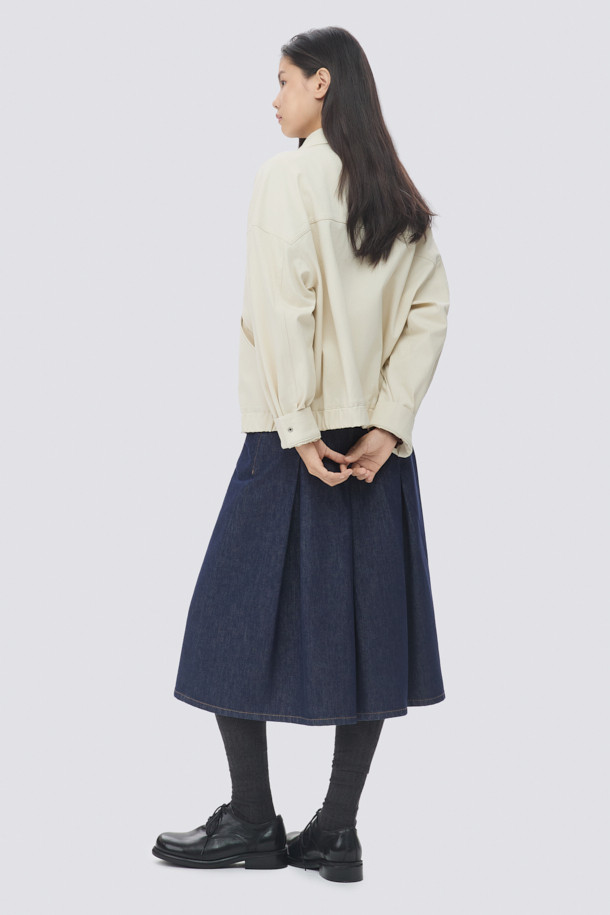 [epigram 여성] 숏 블루종 코튼 점퍼(Set-up)는 면 소재로 제작되어 부드러운 촉감을 선사하는 여성용 캐주얼 블루종입니다. 숏 기장의 레귤러핏으로 래글런 소매와 지퍼형 여밈 방식을 갖추고 있으며, 간절기나 가을에 착용하기 좋습니다. 스트링 디테일과 사이드 포켓이 있어 실용성을 더했으며, 무지 디자인으로 미니멀하고 클래식한 스타일을 연출합니다. 산책룩이나 데이트룩에 다양하게 활용할 수 있으며, 스트레치성이 있어 편안한 착용감을 제공합니다.
