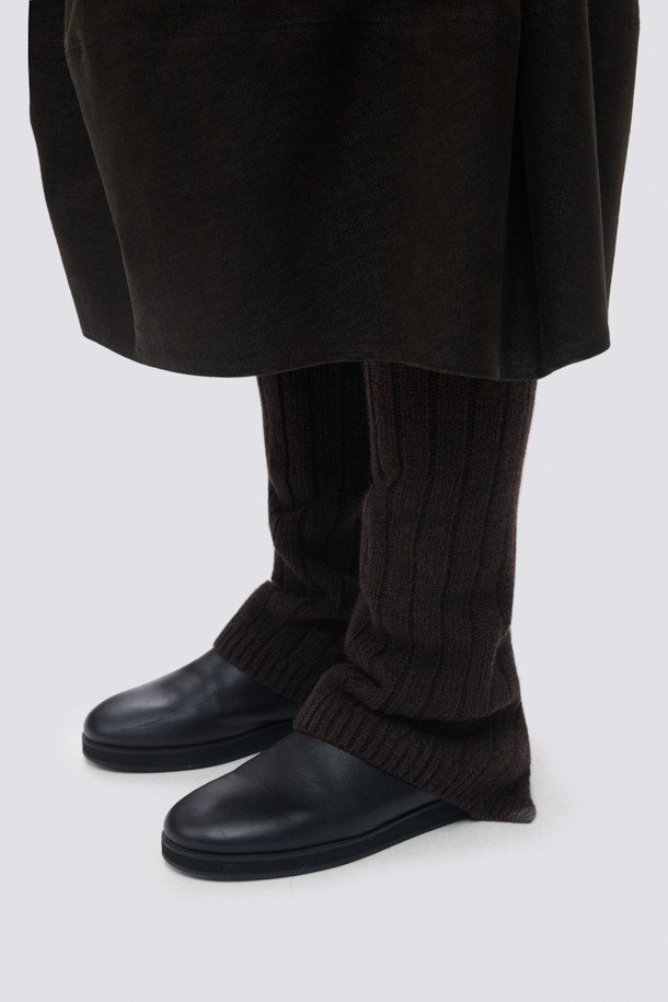 [epigram여성] 슬릿 디테일 니트 베스트는 간절기부터 초겨울까지 포근하게 착용하기 좋은 여성 니트 베스트입니다. 부드러운 알파카, 울, 나일론, 스판 혼방 소재로 제작되어 가볍고 포근한 착용감을 선사합니다. 라운드넥 디자인에 루즈핏으로 편안한 착용감을 제공하며, 브라운 컬러와 미니멀한 스타일이 특징입니다. 양 옆 슬릿 디테일이 돋보이며, 다양한 룩에 레이어드하여 클래식하면서도 세련된 스타일을 연출할 수 있습니다. 민소매 기장으로 간절기에는 단독으로, 초겨울에는 아우터와 함께 매치하여 활용하기 좋습니다.
