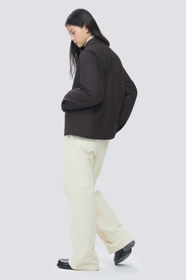 부드러운 울과 캐시미어 소재로 제작되어 포근한 착용감을 선사하는 삼각 머플러입니다. 가을, 겨울 시즌에 어울리는 얇은 두께감으로, 보온성을 유지하면서도 답답함 없이 착용할 수 있습니다. 베이직한 디자인과 무지 패턴으로 어떤 스타일에도 잘 어울립니다. 삼각형 형태로, 머플러, 헤어 스카프, 레이어드 악세사리 등 다채로운 연출이 가능합니다. 겨울 데일리룩, 산책룩, 여행룩 등 다양한 TPO에 맞춰 클래식, 미니멀, 캐주얼 무드로 활용해보세요. 3가지 컬러로 구성되어 취향에 따라 선택할 수 있습니다.
