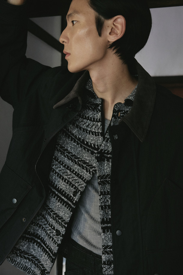 "크링클 TOOK 재킷"은 간절기에 착용하기 좋은 캐주얼 스타일의 자켓입니다. 블랙 컬러의 무지 디자인으로, 출근룩과 모임룩 등 다양한 TPO에 활용할 수 있습니다. 오버핏으로 편안한 착용감을 선사하며, 카라 부분의 코듀로이 배색과 크링클 텍스처가 특징입니다. 스냅과 지퍼 이중 여밈 방식으로, 가슴 사선 포켓과 하단 입체 포켓으로 실용성을 더했습니다. 드로우스트링 밑단으로 핏 조절이 가능합니다.
