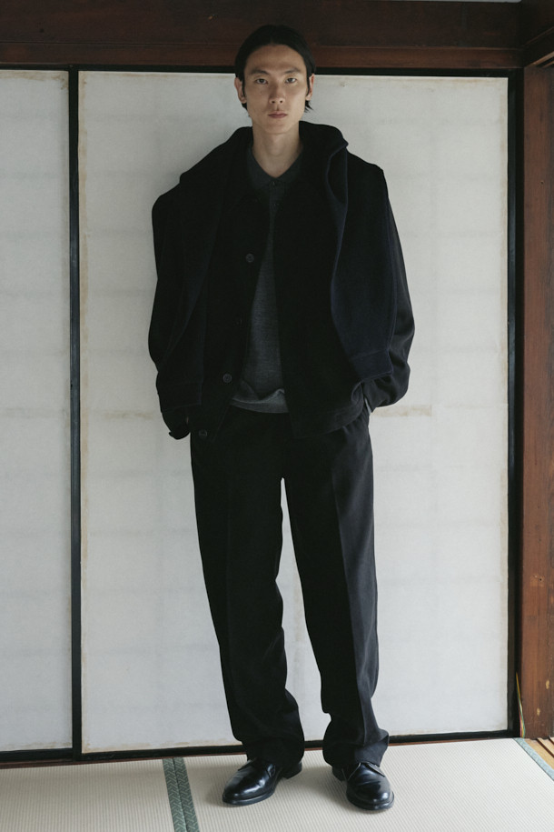 네이비 컬러의 스웨이드 초어 재킷입니다. 부드러운 촉감의 스웨이드 소재로 제작되어 봄, 가을에 착용하기 좋으며, 루즈핏으로 편안한 착용감을 선사합니다. 클래식, 미니멀, 시크 스타일을 연출하기에 적합하며, 데이트룩과 비즈니스 캐주얼에 활용하기 좋습니다. 가슴 사선 주머니, 하단 플랩 포켓, 소매 끝단 버튼, 드로우스트링 등의 디테일이 돋보이는 디자인입니다. 버튼 여밈 방식의 레귤러 기장으로, 다양한 스타일링에 활용할 수 있습니다.
