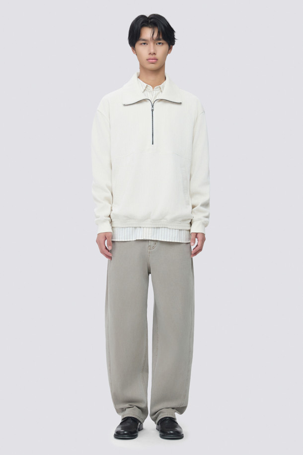 부드러운 코듀로이 소재로 제작된 남성용 집업 맨투맨입니다. 오버핏으로 트렌디한 스타일을 연출하며, 드롭숄더와 밑단 E-밴드로 편안한 착용감을 선사합니다. 하프넥 디자인과 두꺼운 두께감으로 가을, 겨울철 따뜻하게 입을 수 있습니다. 무지 디자인에 스트링 디테일을 더해 캐주얼하고 미니멀한 스타일을 완성하며, 데일리룩, 집콕룩, 산책룩 등 다양한 TPO에 활용하기 좋습니다. 화이트, 아이보리 두 가지 색상으로 만나보세요.
