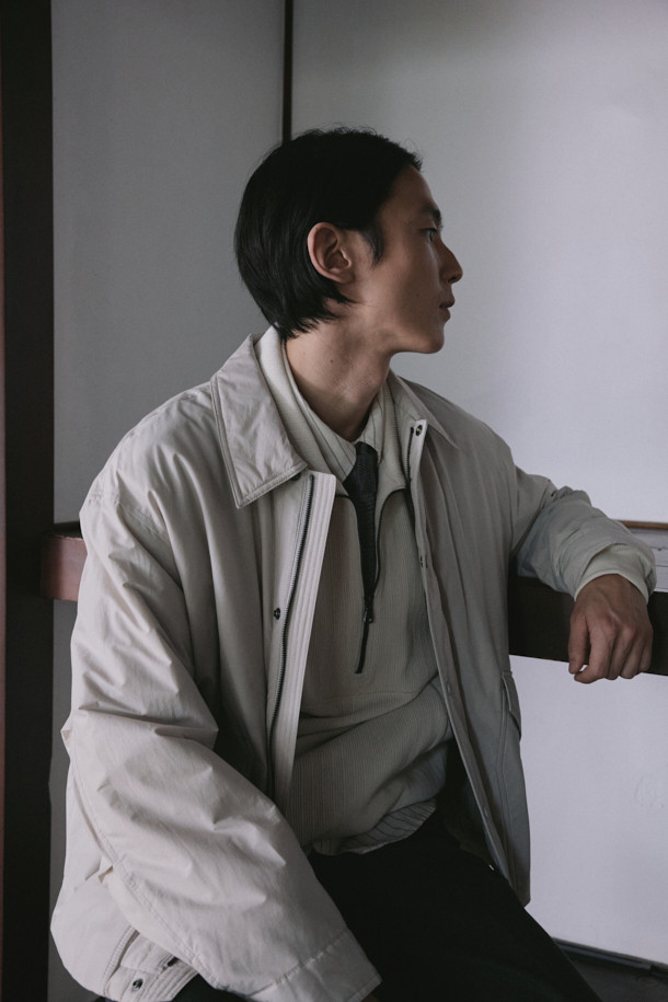 일상과 출근룩에 모두 잘 어울리는 셔츠형 패디드 점퍼입니다. 면과 나일론 혼방 소재로 제작되어 부드러운 촉감과 가벼운 착용감을 선사하며, 초겨울 날씨에 적합합니다. 셔츠 디자인에 히든 플래킷과 스냅 버튼 여밈 방식을 적용하여 클래식하고 미니멀한 스타일을 연출합니다. 독일 프라우덴사의 comfortemp 패딩 충전재와 생활 방수 기능, 드로우스트링 밑단, 큼직한 전면 포켓, 카라 디자인, 다트와 패널 디테일 등 다양한 특징을 갖추었습니다. 여유 있는 핏으로 편안함까지 더했습니다.
