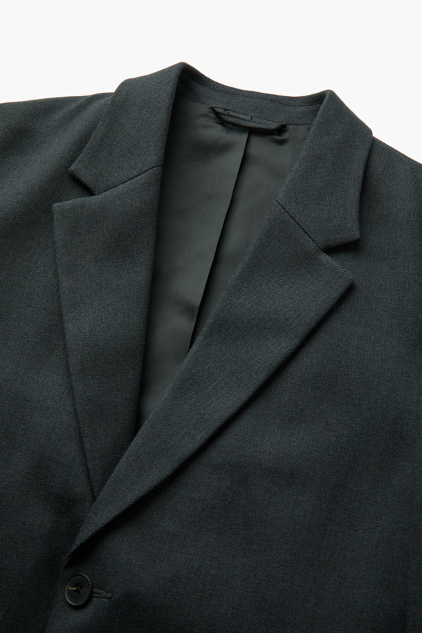 멜란지 차콜 컬러의 싱글 릴렉스 셋업 재킷입니다. 부드러운 촉감의 폴리에스테르 소재로 제작되어 편안한 착용감을 선사하며, 봄, 가을 시즌에 활용하기 좋습니다. 릴렉스 핏과 싱글 버튼 여밈으로 미니멀하고 포멀한 스타일을 연출합니다. 플랩 포켓과 멜란지 트윌 조직, 신축성 있는 소재로 활동성을 더했습니다. 오피스룩, 비즈니스 캐주얼, 모임룩 등 다양한 TPO에 미니멀, 클래식, 시크한 무드로 활용할 수 있습니다.
