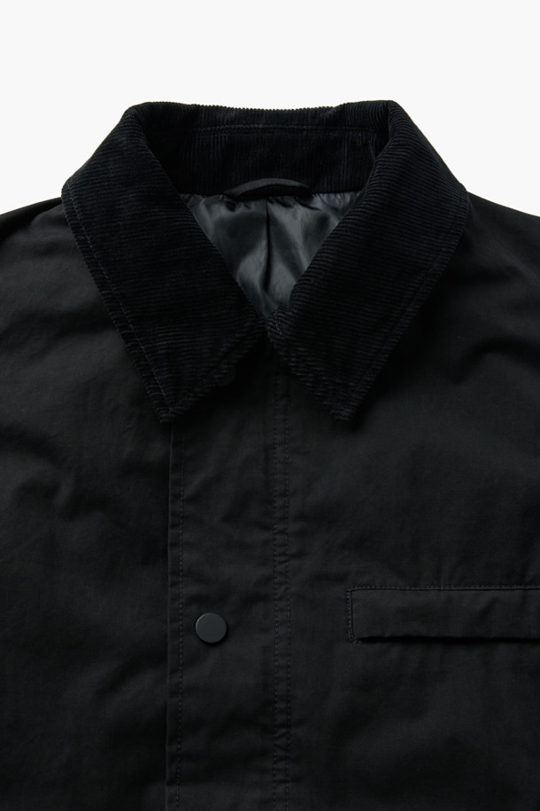 가을, 겨울 시즌에 어울리는 코듀로이 칼라 배색 재킷입니다. 차콜, 베이지 두 가지 색상으로 출시되었으며, 캐주얼한 스타일을 연출하기 좋습니다. 숏 기장의 세미오버핏으로 편안한 착용감을 선사하며, 탄탄한 코튼, 나일론, 코듀로이 혼방 소재로 제작되었습니다. 드랍 숄더, 카라와 소매단의 코듀로이 배색, 뒷 소매 턱 디테일, 지그재그 스티치 등의 특징으로 디자인적인 완성도를 높였습니다. 겨울 데일리룩이나 동네 마실룩에 활용하기 좋은 아이템입니다.
