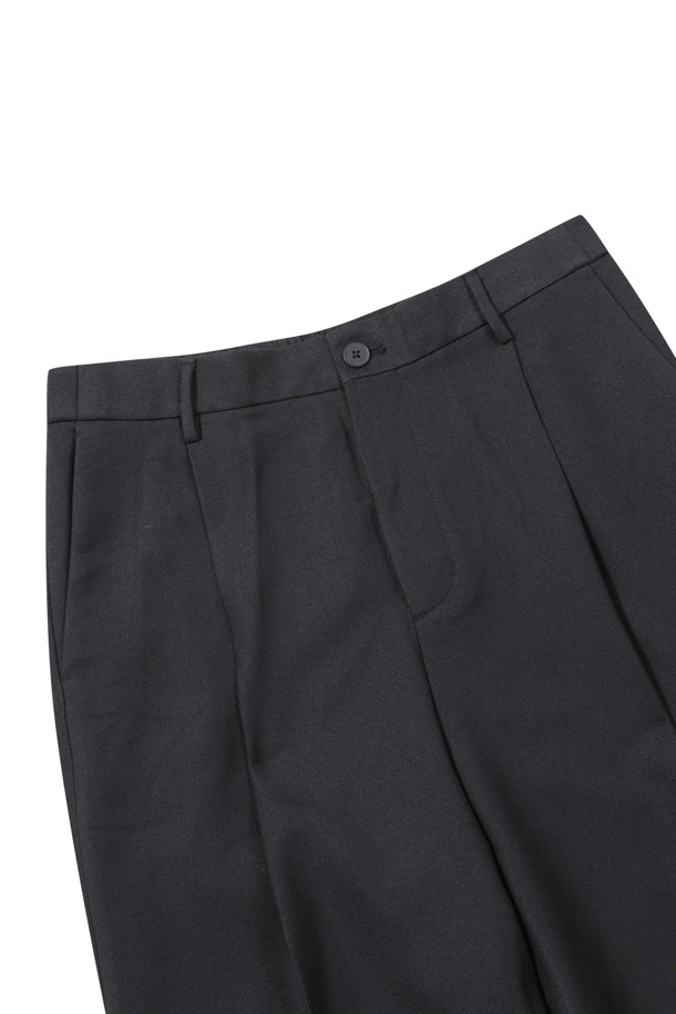 릴렉스핏 원턱 슬랙스 (set-up)는 미니멀하고 시크한 스타일을 추구하는 분들을 위한 아이템입니다. 블랙 컬러의 긴바지로, 일상 및 오피스룩에 모두 적합하며, 사계절 내내 활용할 수 있습니다. 릴렉스핏 와이드 핏으로 편안함을 더하고, 원턱 디자인과 트윌 조직으로 세련된 실루엣을 연출합니다. 주름이 잘 가지 않는 폴리에스테르 소재로 제작되어 관리가 용이하며, 셋업으로도 활용 가능하여 오피스룩, 비즈니스 캐주얼, 출근룩 등 다양한 TPO에 활용할 수 있습니다.
