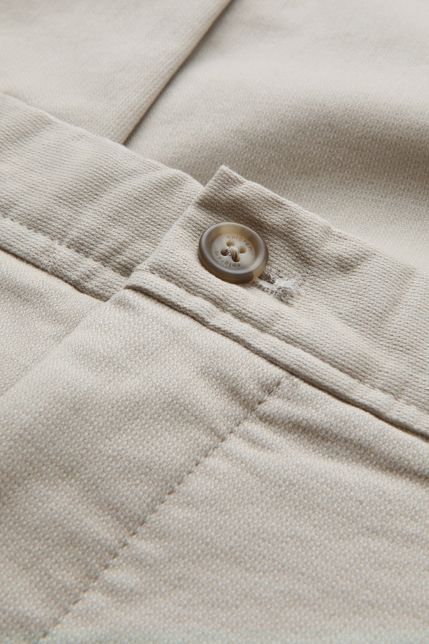 코튼 위켄드 원턱 팬츠는 부드러운 촉감의 면과 스판덱스 혼방 소재로 제작되어 편안한 착용감을 선사합니다. 베이직하고 캐주얼한 스타일로, 출근룩과 비즈니스 캐주얼에 활용하기 좋습니다. 엉덩이 부분에 여유를 더한 위켄드핏과 다리가 길어 보이는 테이퍼드 핏으로 세련된 실루엣을 연출합니다. 원턱 디자인과 하프 밴딩으로 편안함을 더했으며, 구김이 적고 관리가 용이하여 실용적입니다. 가을 시즌에 어울리는 베이지 컬러의 긴 기장 바지입니다.