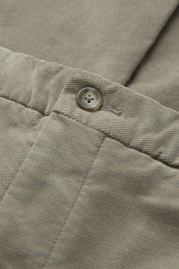 "브러시드 데일리 팬츠"는 부드러운 촉감의 면, 레이온 혼방 소재로 제작되어 겨울철에도 따뜻하게 착용할 수 있습니다. 베이지, 카키 두 가지 색상으로 출시되었으며, 캐주얼, 클래식, 미니멀 스타일을 모두 소화 가능합니다. 슬림 핏과 스트레이트 핏으로, 출근룩과 모임룩 등 다양한 TPO에 활용할 수 있습니다. 벨벳과 같은 브러시드 가공으로 고급스러운 느낌과 빈티지한 워싱 처리가 돋보입니다. 하프 밴딩으로 편안함까지 갖춘 데일리 팬츠입니다.
