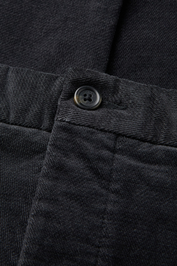 부드러운 면과 레이온 혼방 소재로 제작되어 겨울철에도 따뜻하게 착용 가능한 브러시드 데일리 팬츠입니다. 블랙 컬러의 무지 디자인으로 어떤 스타일에도 매치하기 쉬우며, 슬림 핏과 스트레이트 핏으로 세련된 핏을 연출합니다. 벨벳과 같은 브러시드 가공으로 부드러운 촉감을 선사하며, 은은한 빈티지 느낌을 더해줍니다. 허리는 하프 밴딩으로 편안하게 착용 가능하며, 일상에서 편안함과 스타일리시함을 동시에 만족시키는 아이템입니다. 캐주얼, 미니멀, 클래식 스타일을 즐겨 입는 분들께 추천합니다.
