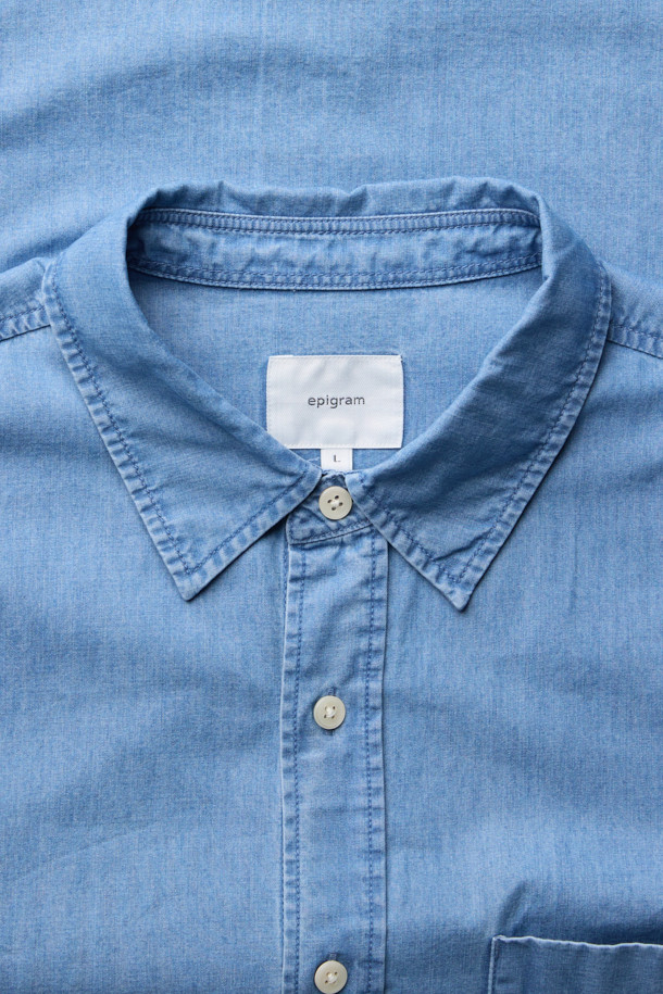 연청 컬러의 데님 코튼 셔츠입니다. 면과 데님 혼방의 NF21사 수입 원단을 사용하여 부드러운 촉감을 선사합니다. 얇은 두께감으로 사계절 내내 활용 가능하며, 차이나 칼라와 세미오버핏으로 캐주얼한 스타일을 연출할 수 있습니다. 드롭 숄더 디자인과 패치 포켓 디테일이 특징이며, 미니멀, 클래식 스타일을 선호하는 분들께 추천합니다. 긴 소매 기장의 무지 셔츠로 다양한 룩에 활용하기 좋습니다.
