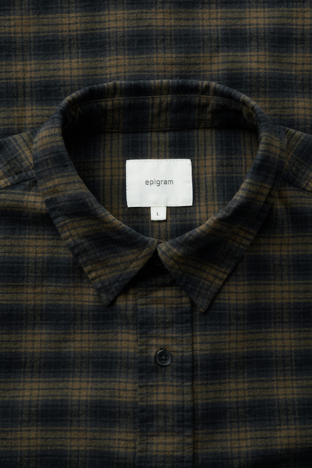 가을과 겨울, 포근함을 선사할 네이비 체크 오버 셔츠입니다. 부드러운 면 소재로 제작되어 편안한 착용감을 자랑하며, 세미 오버핏과 드롭 숄더 디자인으로 캐주얼한 무드를 연출합니다. 네이비와 카키 두 가지 컬러 옵션으로 출시되어, 가을 나들이룩이나 겨울 데일리룩에 활용하기 좋습니다. 체크 패턴이 돋보이는 셔츠는 레이어드하여 다양한 스타일을 시도하기에도 용이합니다. 
