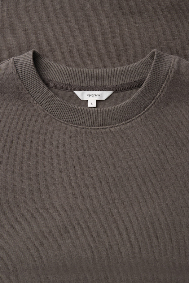 사카리바 라운드 티셔츠는 겨울철 데일리룩에 어울리는 베이직 스타일의 긴소매 티셔츠입니다. 부드러운 촉감의 사카리바 소재로 제작되었으며, 두꺼운 두께감으로 보온성을 높였습니다. 무지 디자인에 레귤러핏으로 제작되어 미니멀, 클래식, 캐주얼 스타일을 모두 소화할 수 있습니다. 라운드넥 디자인과 피치드 가공, 싱글 조직으로 깔끔한 마감을 자랑합니다. 아이보리, 다크그레이 두 가지 색상으로 출시되었습니다.
