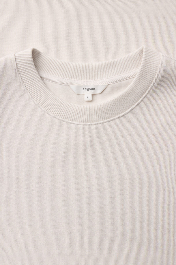 사카리바 라운드 티셔츠는 겨울철 데일리룩에 적합한 베이직 스타일의 긴소매 티셔츠입니다. 부드러운 촉감의 사카리바 소재를 사용하여 보온성을 높였으며, 레귤러 핏과 라운드넥 디자인으로 편안한 착용감을 선사합니다. 피치드 가공과 싱글 조직으로 제작되어 내구성을 더했으며, 아이보리, 다크그레이 두 가지 색상으로 출시되어 다양한 스타일 연출이 가능합니다. 미니멀, 클래식, 캐주얼 스타일을 즐겨 입는 분들께 추천합니다.
