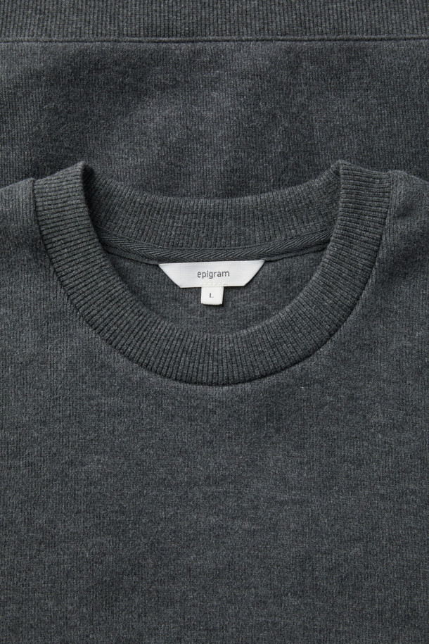 **오버핏 사카리바 맨투맨**은 멜란지 차콜과 라이트 그레이 두 가지 색상으로 출시되어, 가을과 겨울에 따뜻하게 착용할 수 있는 베이직 스타일의 맨투맨입니다. 면 소재에 두꺼운 두께감으로 제작되었으며, 부드러운 촉감과 보온성을 제공합니다. 피치드 가공 처리와 블루종 밑단 디자인으로 편안하면서도 트렌디한 핏을 연출합니다. 캐주얼, 미니멀, 클래식 스타일은 물론 캠핑룩과 집콕룩으로도 활용하기 좋은 아이템입니다.
