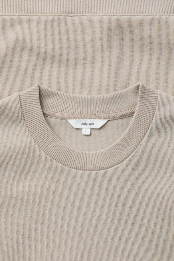 부드러운 면 소재로 제작되어 포근한 착용감을 선사하는 오버핏 사카리바 맨투맨입니다. 멜란지 차콜과 라이트 그레이 두 가지 색상으로 출시되어 어떤 스타일에도 쉽게 매치할 수 있습니다. 넉넉한 오버핏으로 편안한 활동성을 보장하며, 가을과 겨울, 일상에서 따뜻하게 입을 수 있습니다. 피치드 가공 처리로 부드러운 촉감을 더했으며, 블루종 밑단 디자인으로 스타일리시함을 더했습니다. 캠핑룩, 집콕룩 등 다양한 TPO에 캐주얼, 미니멀, 클래식 스타일로 활용하기 좋습니다.
