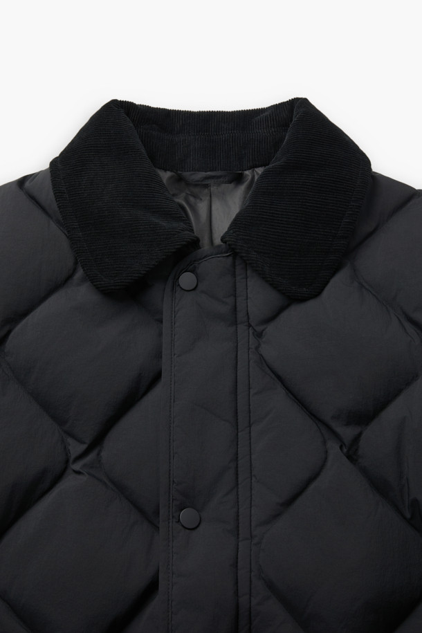 가볍고 따뜻한 경량 퀼팅 숏 다운 점퍼입니다. 캐주얼, 미니멀, 고프코어 스타일을 아우르며 일상 및 아웃도어 활동에 적합합니다. 블랙 컬러의 세미 오버핏으로, 드랍 숄더와 항아리 모양 퀼팅 디자인이 특징입니다. 덕다운(다운 80%, 깃털 20%) 충전재와 650 필파워로 보온성을 높였습니다. 소매 시보리, 후리스 주머니, 사이드 플랩 포켓, 안쪽 사이드 포켓, 하단 아웃 포켓 등 다양한 디테일로 실용성을 더했습니다. 캠핑룩 연출에도 좋습니다.
