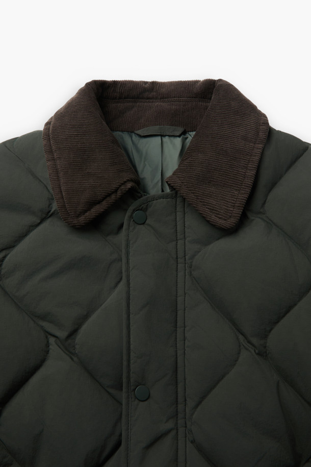 경량 퀼팅 숏 다운 점퍼는 겨울철 따뜻함과 스타일을 모두 잡은 아우터입니다. 세미 오버핏으로 제작되어 편안한 착용감을 선사하며, 드랍 숄더 디자인으로 트렌디한 무드를 연출합니다. 650 필파워의 덕다운 80%, 깃털 20% 충전재에, 숏 기장으로 활동성을 높였습니다. 그린 색상과 퀼팅 패턴이 캐주얼하고 미니멀한 스타일을 완성하며, 캠핑룩과 고프코어 스타일 연출에도 용이합니다. 소매 시보리, 후리스 주머니, 사이드 플랩 포켓, 안쪽 사이드 포켓, 하단 아웃 포켓 등 실용적인 디테일이 돋보이는 제품입니다.
