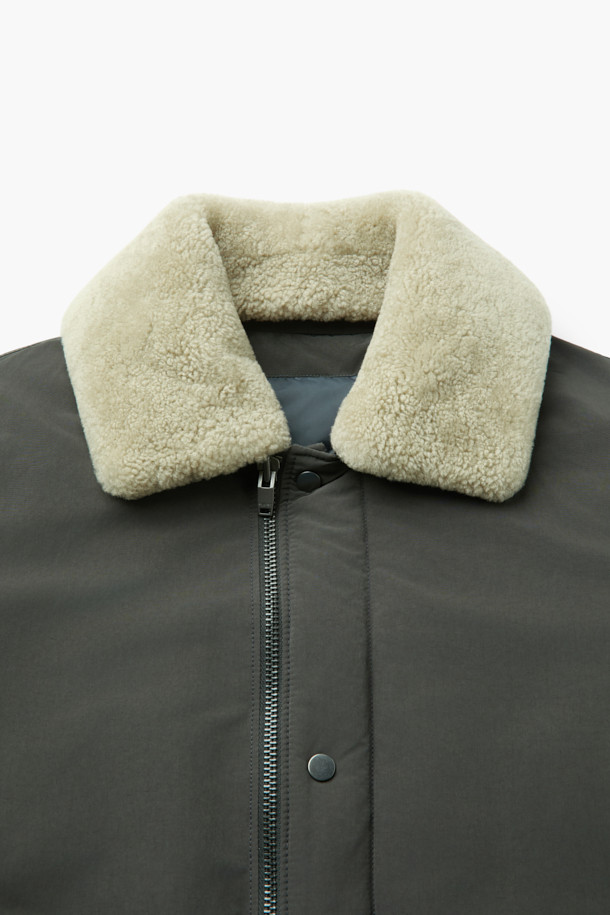 메리노 퍼(FUR) 숏 다운 점퍼는 겨울철 일상, 아웃도어 활동은 물론 캠핑룩에 활용하기 좋은 아우터입니다. 베이직한 디자인에 카키 색상으로 어떤 스타일에도 잘 어울립니다. 메리노 퍼(FUR) 카라 탈부착이 가능하며, 덕다운 80%와 깃털 20%의 충전재, 필파워 650으로 우수한 보온성을 자랑합니다. 숏 기장, 레귤러핏으로 편안한 착용감을 제공하며, 소매 시보리, 기모 주머니, 사이드 플랩 포켓, 내부 사이드 포켓, 하단 아웃 포켓 등 실용적인 디테일을 더했습니다. 부드러운 촉감과 가벼운 무게감으로 편안하게 착용할 수 있습니다.
