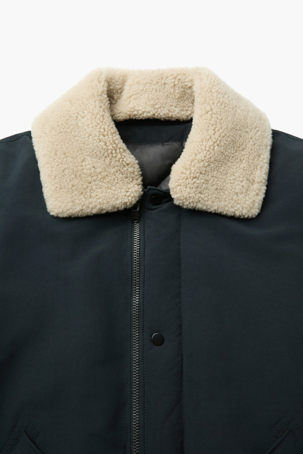 메리노FUR 숏 다운 점퍼는 겨울철 따뜻함과 스타일을 동시에 잡을 수 있는 아우터입니다. 블랙과 베이지 두 가지 색상으로 출시되어 출근룩, 여행룩 등 다양한 TPO에 활용 가능하며, 미니멀, 클래식, 캐주얼 스타일을 연출하기 좋습니다. 메리노 카라 탈부착이 가능하며, 덕다운 80%와 깃털 20% 충전재, 필파워 650으로 보온성과 경량성을 동시에 제공합니다. 숏 기장의 레귤러핏 디자인에, 소매 시보리, 기모 주머니, 사이드 플랩 포켓, 내부 사이드 포켓 2개 등 실용적인 디테일을 더했습니다. 부드러운 촉감과 긴 소매 기장으로 편안하게 착용할 수 있는 데일리 다운 점퍼입니다.
