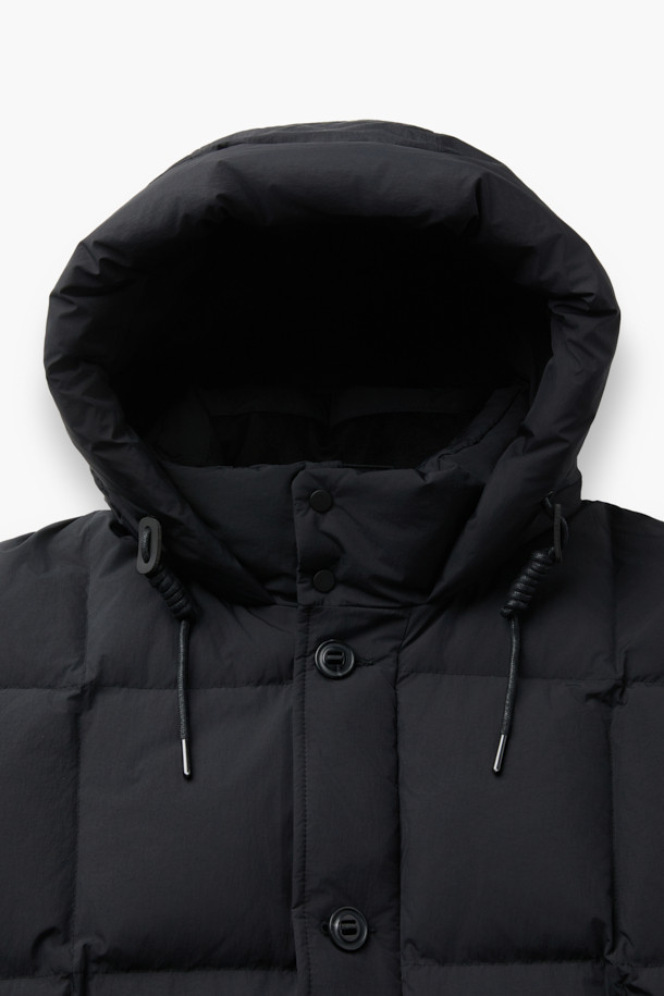 클래식한 매력의 스퀘어 퀼팅 후드 미들 다운은 겨울철 출근룩과 여행룩에 모두 잘 어울립니다. 부드러운 머스코비 다운 충전재(솜털 80%, 깃털 20%)와 필파워 700~750으로 뛰어난 보온성을 제공하며, 여유로운 핏으로 편안한 착용감을 선사합니다. 허리 스트링, 빅 포켓, 내부 및 하단 보조 포켓, 후드 디자인으로 실용성을 높였으며, 버튼 여밈 방식으로 간편하게 착용할 수 있습니다. 미디엄 기장의 블랙 컬러 다운 점퍼로, 미니멀하고 캐주얼한 스타일을 연출하기 좋습니다.
