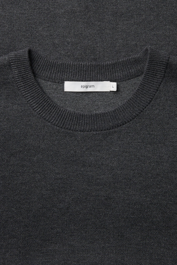 부드러운 촉감이 특징인 이중직 에센셜 풀오버 니트입니다. 레이온, 폴리에스테르, 나일론, 캐시미어 혼방 소재로 제작되어 겨울철에도 따뜻하게 착용 가능하며, 우수한 보온성과 복원력, 내구성을 자랑합니다. 차콜 그레이 컬러의 라운드넥 디자인으로, 미니멀하고 베이직한 스타일을 연출합니다. 레귤러핏과 긴소매 기장으로 편안한 착용감을 선사하며, 일상, 집콕, 산책 등 다양한 상황에서 활용하기 좋습니다. 미니멀, 클래식, 캐주얼 스타일을 즐기는 분들에게 추천합니다.
