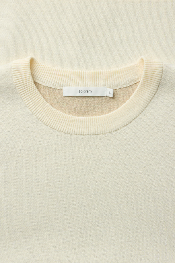 부드러운 촉감과 뛰어난 보온성을 자랑하는 이중직 에센셜 풀오버 니트입니다. 레이온, 폴리에스테르, 나일론, 캐시미어 혼방 소재로 제작되어 겨울철에도 따뜻하게 착용할 수 있습니다. 베이직하고 미니멀한 디자인으로 출근룩, 모임룩 등 다양한 TPO에 활용 가능하며, 클래식, 미니멀, 캐주얼 스타일 모두 소화 가능한 아이템입니다. 레귤러핏 라운드넥 긴소매 디자인으로, 아이보리 색상의 무지 패턴이 어떤 스타일에도 자연스럽게 어울립니다. 뛰어난 복원력과 내구성으로 오랫동안 변함없이 착용할 수 있습니다.
