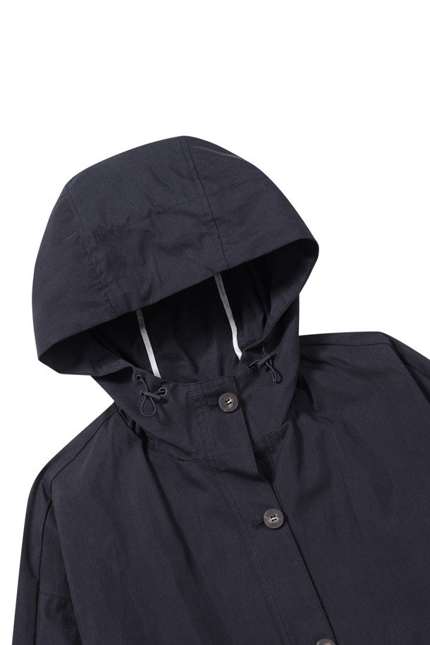 [에피그램 여성] 후드 스트링 롱코트는 캐주얼한 스타일의 여성용 아우터입니다. 네이비 컬러의 무지 디자인으로, 봄, 가을 시즌에 적합하며 일상복으로 활용하기 좋습니다. 롱 기장의 후드 코트로, 드롭숄더와 라글란 소매 디자인으로 편안한 착용감을 제공합니다. 허리 스트링과 버튼, 스트링 여밈 방식으로 다양한 스타일 연출이 가능하며, 오버핏과 A라인 핏으로 체형 커버에도 효과적입니다. 동네 마실룩, 산책룩, 가을 나들이룩 등 다양한 TPO에 맞춰 미니멀하고 클래식한 스타일을 완성해보세요.
