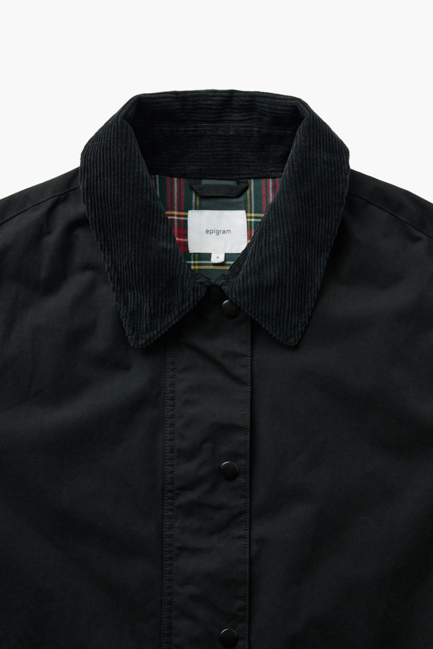 [epigram 여성] 코듀로이 카라 배색 재킷은 클래식한 무드의 여성용 아우터입니다. 힙을 덮는 미디엄 기장의 블랙 컬러 자켓으로, 간절기와 초겨울에 착용하기 좋습니다. 부드러운 코듀로이, 면혼방, 폴리혼방 소재로 제작되어 탄탄한 촉감과 두께감을 자랑하며, 래글런 소매와 세미 드롭 숄더 디자인으로 편안한 착용감을 선사합니다. 안쪽은 체크 패턴으로 포인트를 주었으며, 카라 비죠 디자인과 경량 충전재가 더해져 보온성을 높였습니다. 겨울 데일리룩, 출근룩, 모임룩 등 다양한 상황에 미니멀하고 시크하게 연출할 수 있습니다.
