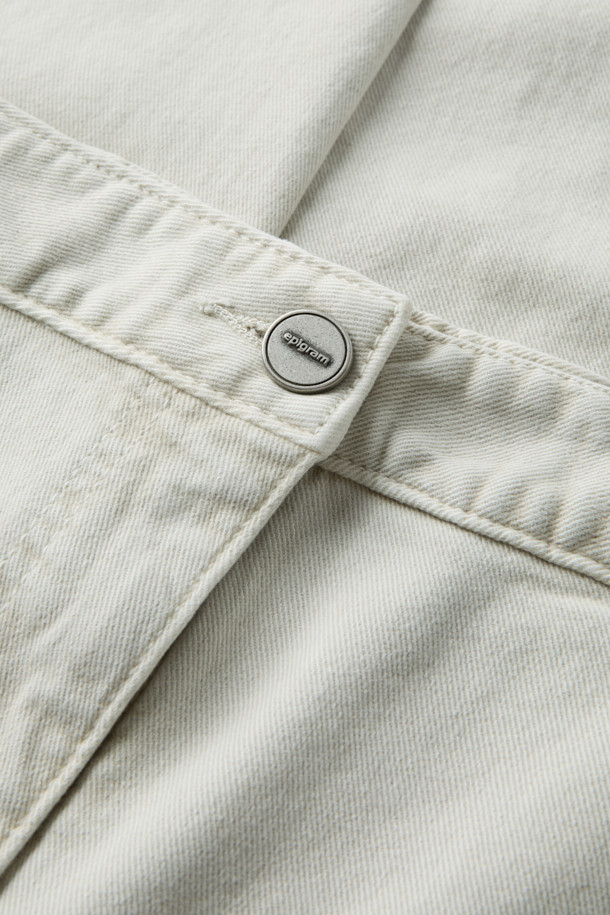 [epigram 여성] 기모 다잉 데님 팬츠는 포근한 겨울을 위한 캐주얼 데님 팬츠입니다. 부드러운 기모 안감과 두꺼운 두께감으로 뛰어난 보온성을 제공하며, 허리 뒷면 밴딩과 스판 혼용으로 편안한 착용감을 선사합니다. 슬림핏과 배기핏 두 가지 스타일로 출시되어, 데일리룩, 집콕룩, 동네 마실룩 등 다양한 TPO에 활용하기 좋습니다. 미니멀, 캐주얼, 클래식 스타일을 즐겨 입는 여성분들께 추천합니다.
