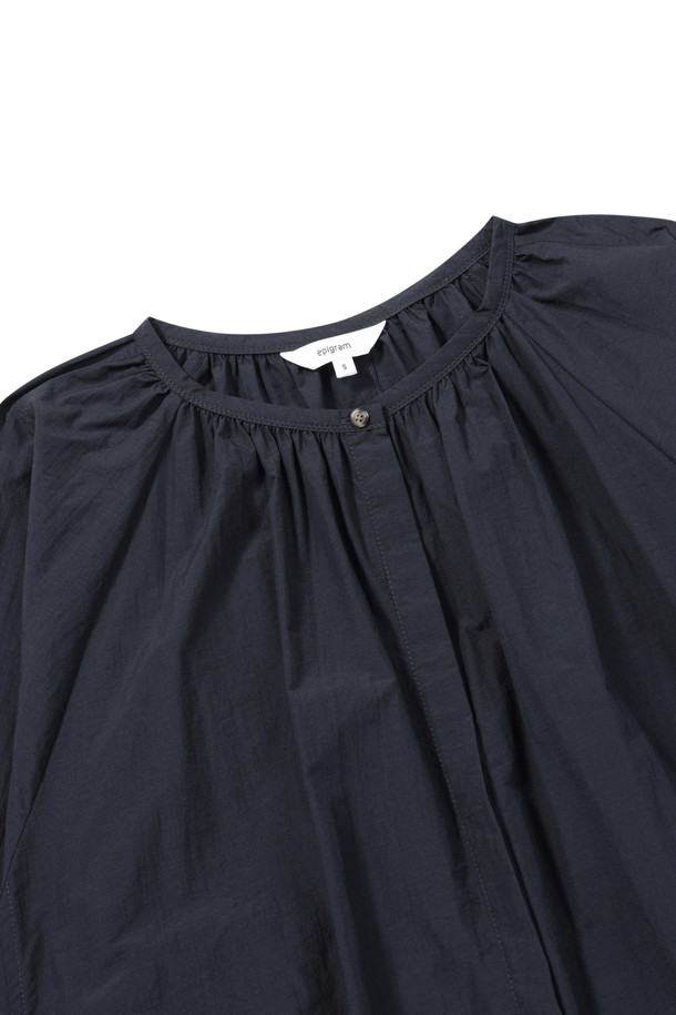 **에피그램 여성 스트링 볼륨 셔켓**은 캐주얼하고 미니멀한 스타일을 추구하는 여성 고객을 위한 상의입니다. 네이비 컬러의 무지 디자인으로, 봄, 여름 시즌에 활용하기 좋습니다. 라운드넥에 반소매 기장이며, 크롭 기장으로 시원한 느낌을 줍니다. 얇은 두께감과 스트링 및 셔링 디테일, 볼륨감 있는 실루엣이 특징이며, 세미 드롭 숄더와 스트링 조절로 다양한 핏을 연출할 수 있습니다. 데이트룩에 적합한 아이템입니다.
