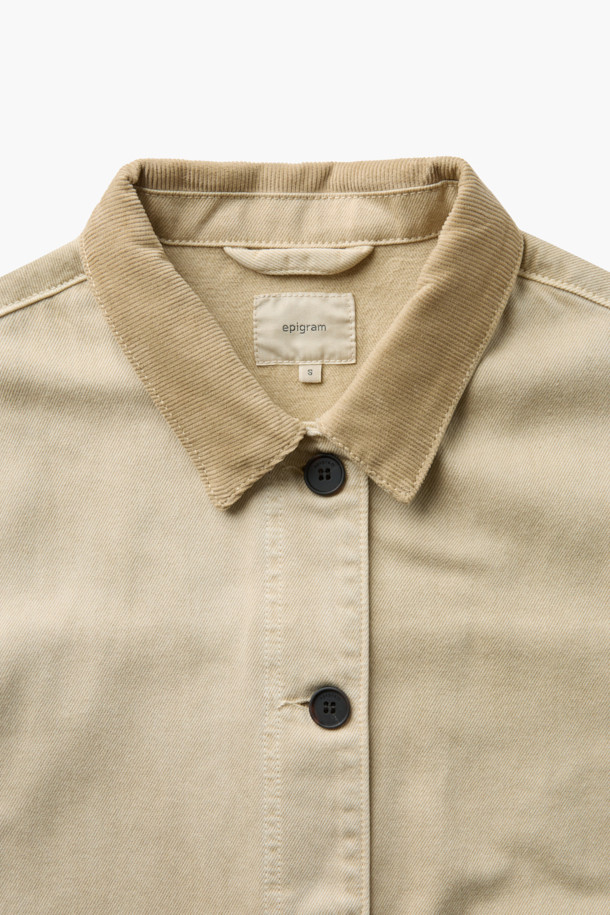 [epigram 여성] 코듀로이 카라 데님 셔켓은 베이직하고 캐주얼한 스타일을 연출하는 여성용 셔켓입니다. 봄, 가을 시즌에 적합하며, 레귤러 핏의 긴소매 디자인으로 편안하게 착용할 수 있습니다. 데님과 코듀로이 소재가 혼합되어 독특한 질감을 선사하며, 얇은 두께감으로 간절기에 활용하기 좋습니다. 카라 디테일과 사이드 포켓이 있어 실용성을 더하며, 스냅 버튼으로 간편하게 여밀 수 있습니다. 동네 마실룩이나 가을 나들이룩에 매치하여 미니멀하고 클래식한 스타일을 완성해 보세요.
