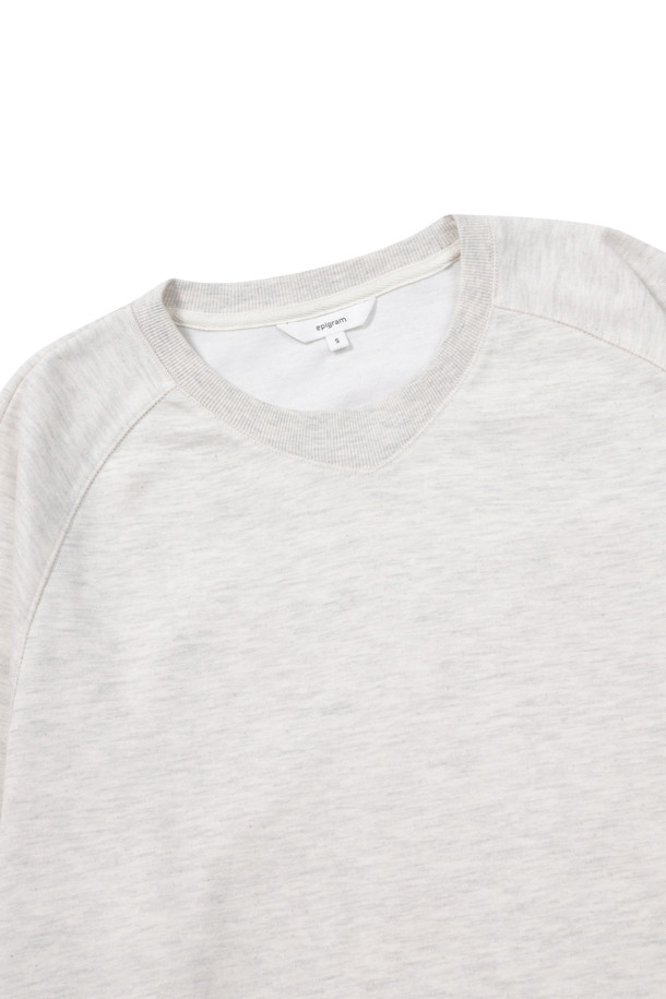 부드러운 면 소재의 스트링 포인트 맨투맨입니다. 7부 소매와 래글런 소매 디자인으로 활동성을 높였으며, 라운드넥과 밑단 스트링 디테일이 캐주얼한 무드를 더합니다. 립조직 넥라인 및 소맷단 마감으로 깔끔한 실루엣을 연출하며, 루즈핏으로 편안하게 착용 가능합니다. 일상, 여행, 집콕 등 다양한 상황에서 미니멀하고 시티보이 스타일을 연출해보세요. 그레이 컬러의 무지 디자인으로 어떤 옷에도 매치하기 용이합니다.
