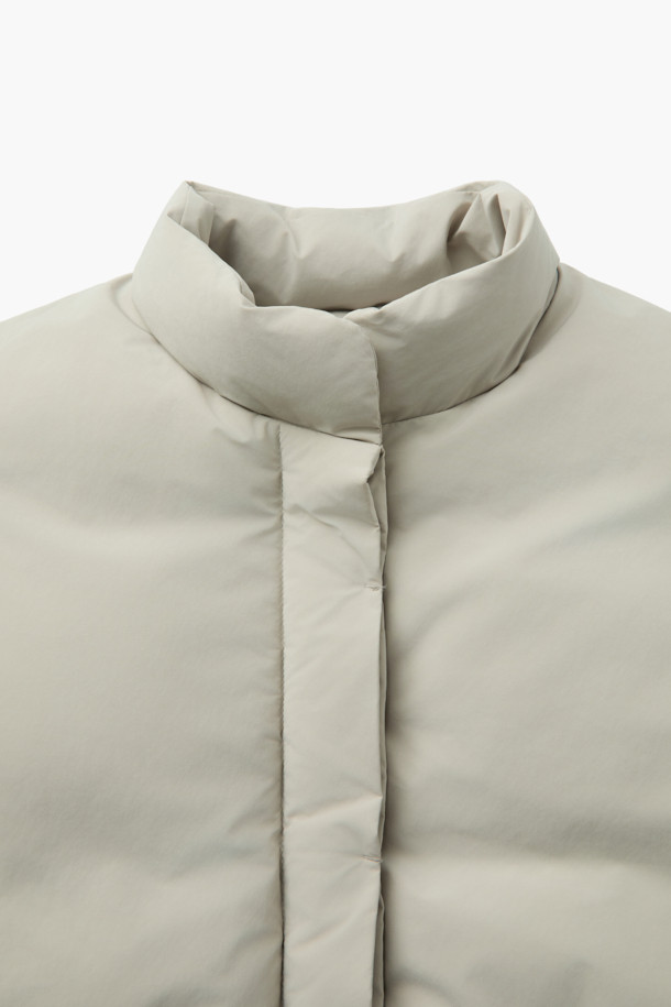 [epigram 여성] 숏 하이넥 경량 다운은 겨울철 데일리룩과 출근룩에 모두 잘 어울리는 여성용 아우터입니다. 아이보리, 블랙 두 가지 색상으로 출시되었으며, 얇은 두께감과 부드러운 촉감으로 편안한 착용감을 선사합니다. 하이넥 디자인과 턱 디테일, 드롭 숄더, 히든 스냅 버튼, 이중 여밈, 드로우스트링 등의 특징으로 베이직하면서도 세련된 스타일을 연출합니다. 오버핏 숏패딩으로, 가볍고 보온성이 뛰어난 덕다운 안감과 경량 소재인 폴리에스터, 나일론 혼방으로 제작되었습니다.
