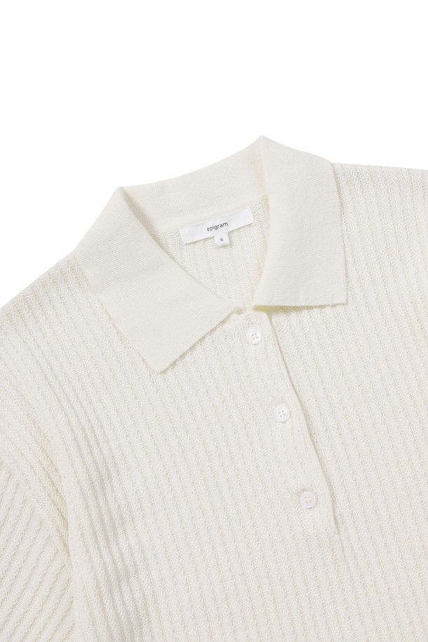 [에피그램 여성] 세미오버 크로쉐 반팔 니트는 여름 시즌에 시원하게 즐길 수 있는 여성용 상의입니다. 얇은 두께감의 니트 소재로 제작되어 통기성이 뛰어나며, 크로쉐 패턴과 슬릿 디테일, 요철감 있는 조직이 돋보입니다. 세미오버핏으로 편안하면서도 클래식하고 릴렉스한 무드를 연출하며, 카라 디자인이 페미닌한 느낌을 더합니다. 데이트룩, 카페룩, 여행룩 등 다양한 TPO에 맞춰 클래식, 미니멀, 리조트 스타일을 완성해보세요. 반소매 기장의 크롭 기장으로 시원함과 스타일리시함을 동시에 잡았습니다.
